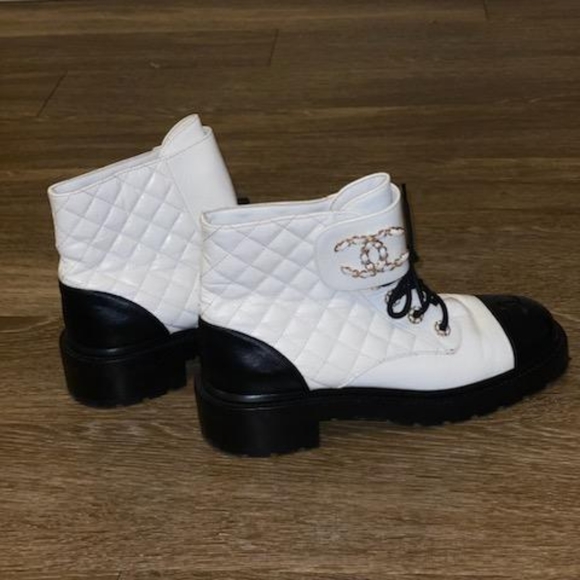 Chanel Quilted Leather CC Cap Toe Chsin Link Logo Combat Boot - Picture 3 of 4